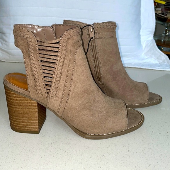 Universal Thread Shoes - NWT- Taupe heeled shoes